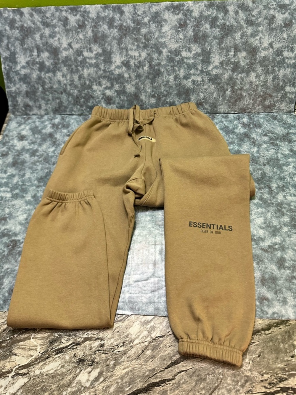 Fear of God Essentials Pants Mens Large Beige Fleece Sweatpants
Joggers Logo